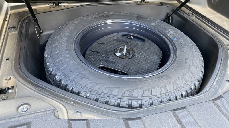 Багажник спереду і &quot;дірка&quot; в борту: 9 крутих фішок електричного пікапа Rivian R1T